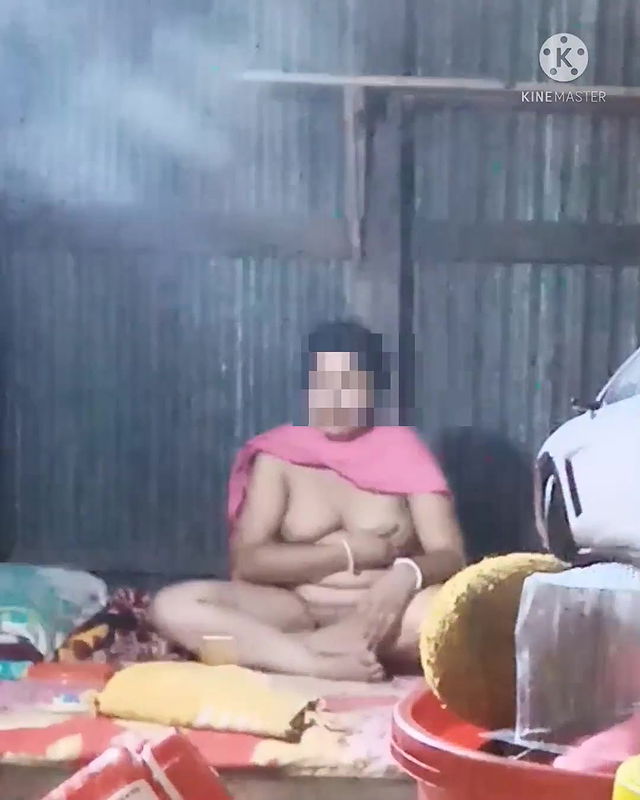 Desi village aunty showing her big boobs and body