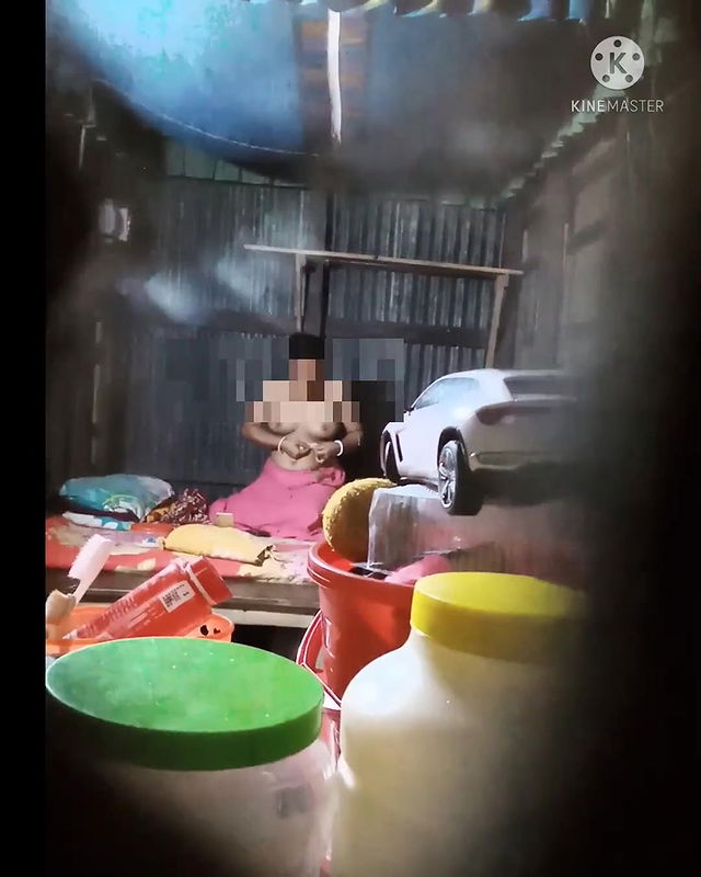 Desi village aunty showing her big boobs and body