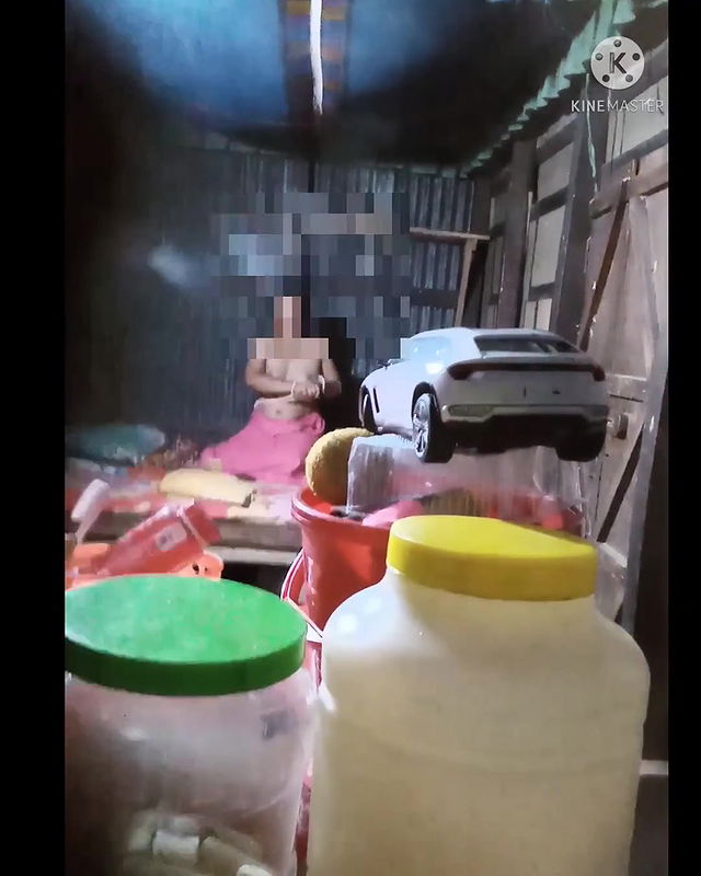 Desi village aunty showing her big boobs and body