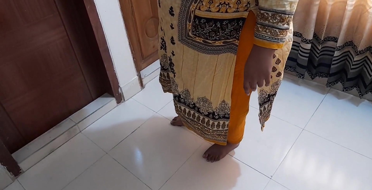 Devar ne mujhe khali ghar mein Jabardasti Choda – Desi MILF Bhabhi fucked by Devar while sweeping room (Hindi Audio)