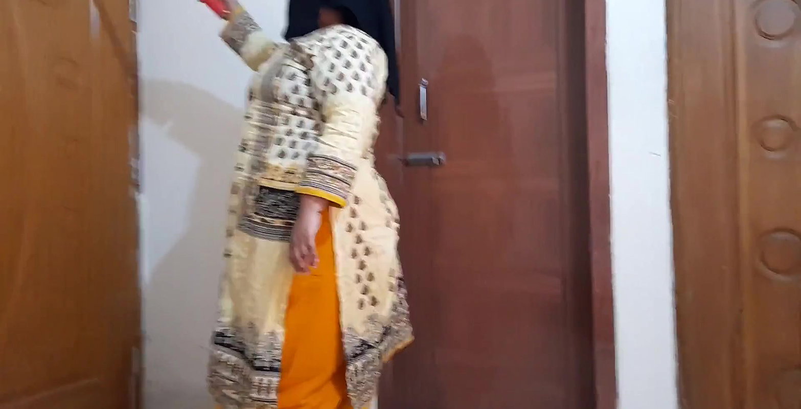Devar ne mujhe khali ghar mein Jabardasti Choda – Desi MILF Bhabhi fucked by Devar while sweeping room (Hindi Audio)