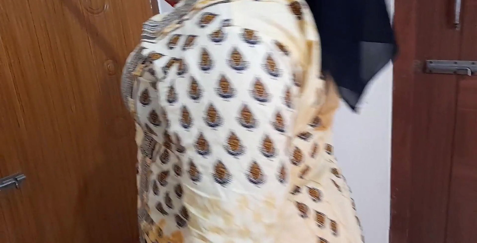 Devar ne mujhe khali ghar mein Jabardasti Choda – Desi MILF Bhabhi fucked by Devar while sweeping room (Hindi Audio)