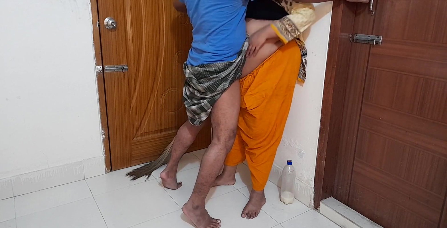 Devar ne mujhe khali ghar mein Jabardasti Choda – Desi MILF Bhabhi fucked by Devar while sweeping room (Hindi Audio)