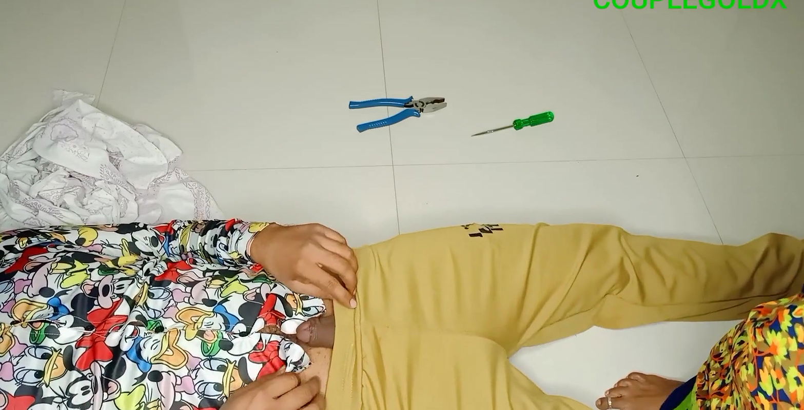 Electrition ka mota land komal lite thik kar raha tha