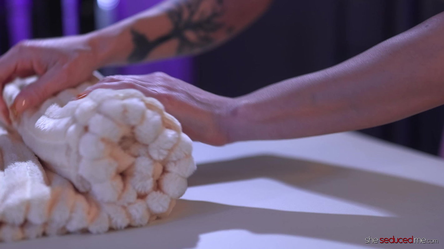 Alexa Chains & Isabella Nice – Seduced By The Massuese