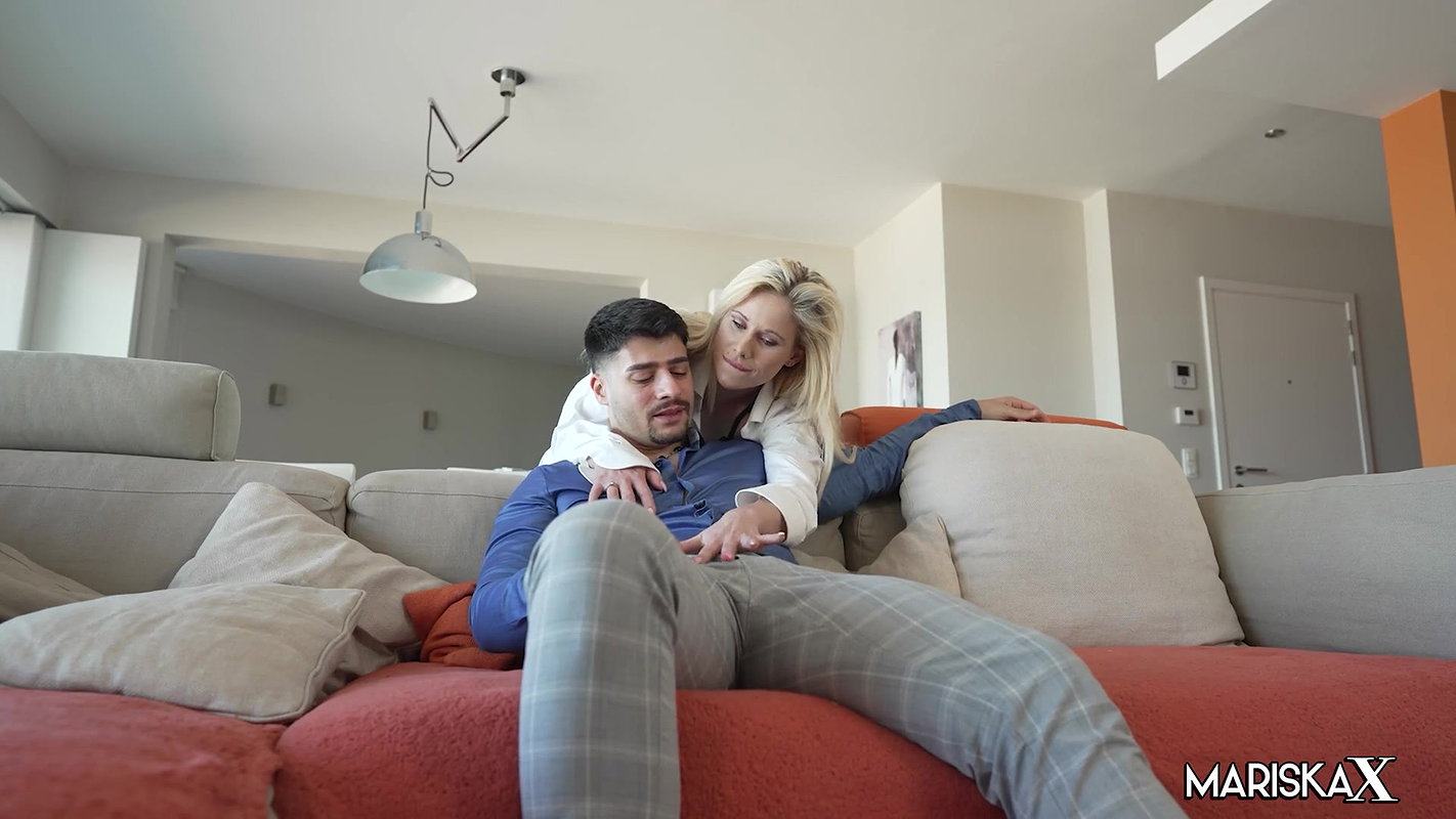 Hete Tina – Hete Tina Rides A Curved Cock