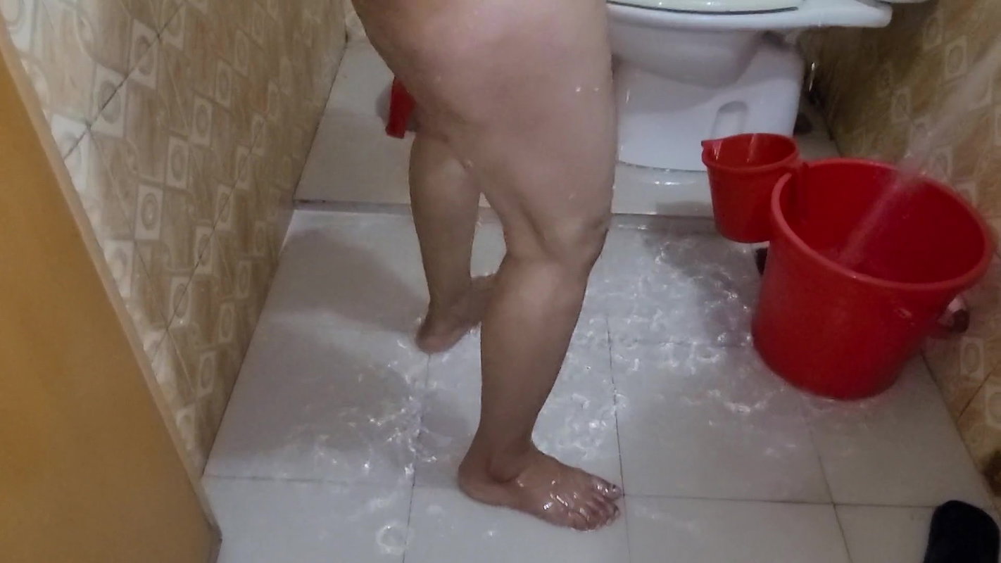Bangladeshi Granny Is Cleaning Her Pussy and Now Taking a Bath and Cleaning It with Her Fingers Inside Me.