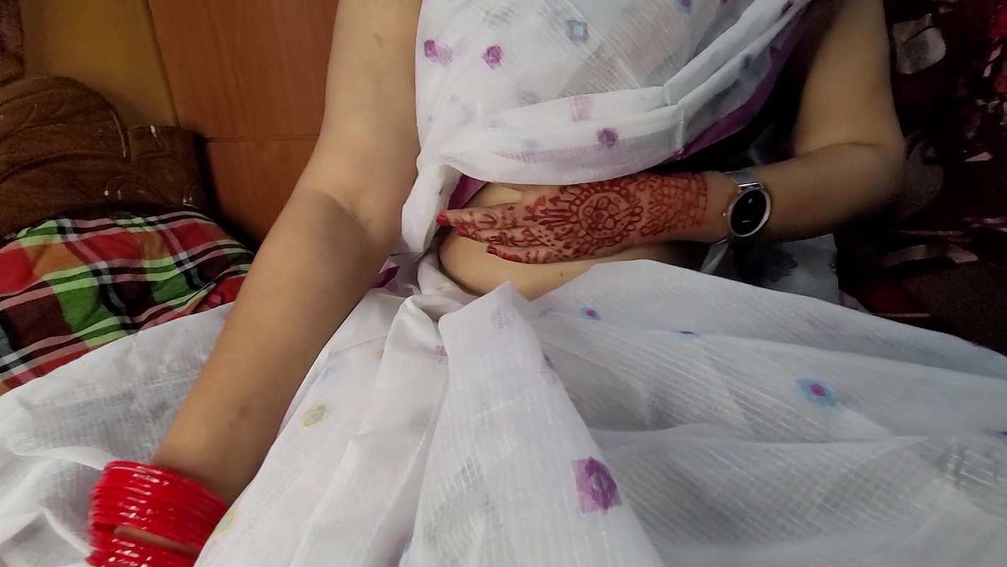 Beautiful Bangladeshi girl wearing a saree showing off her beautiful figure