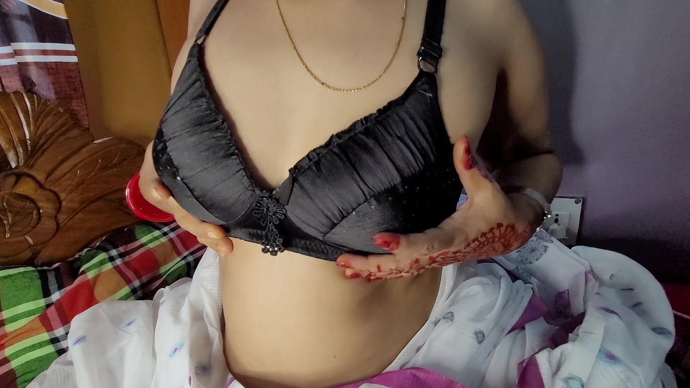 Beautiful Bangladeshi girl wearing a saree showing off her beautiful figure