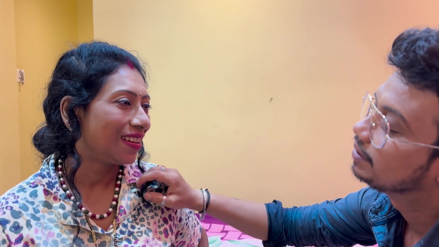 Biwi Ko Bola Apne Boss Ko Pussy Kamsutra Ras Pilane Kaliye Kueki Apna Husband Ka Promotion Confirm