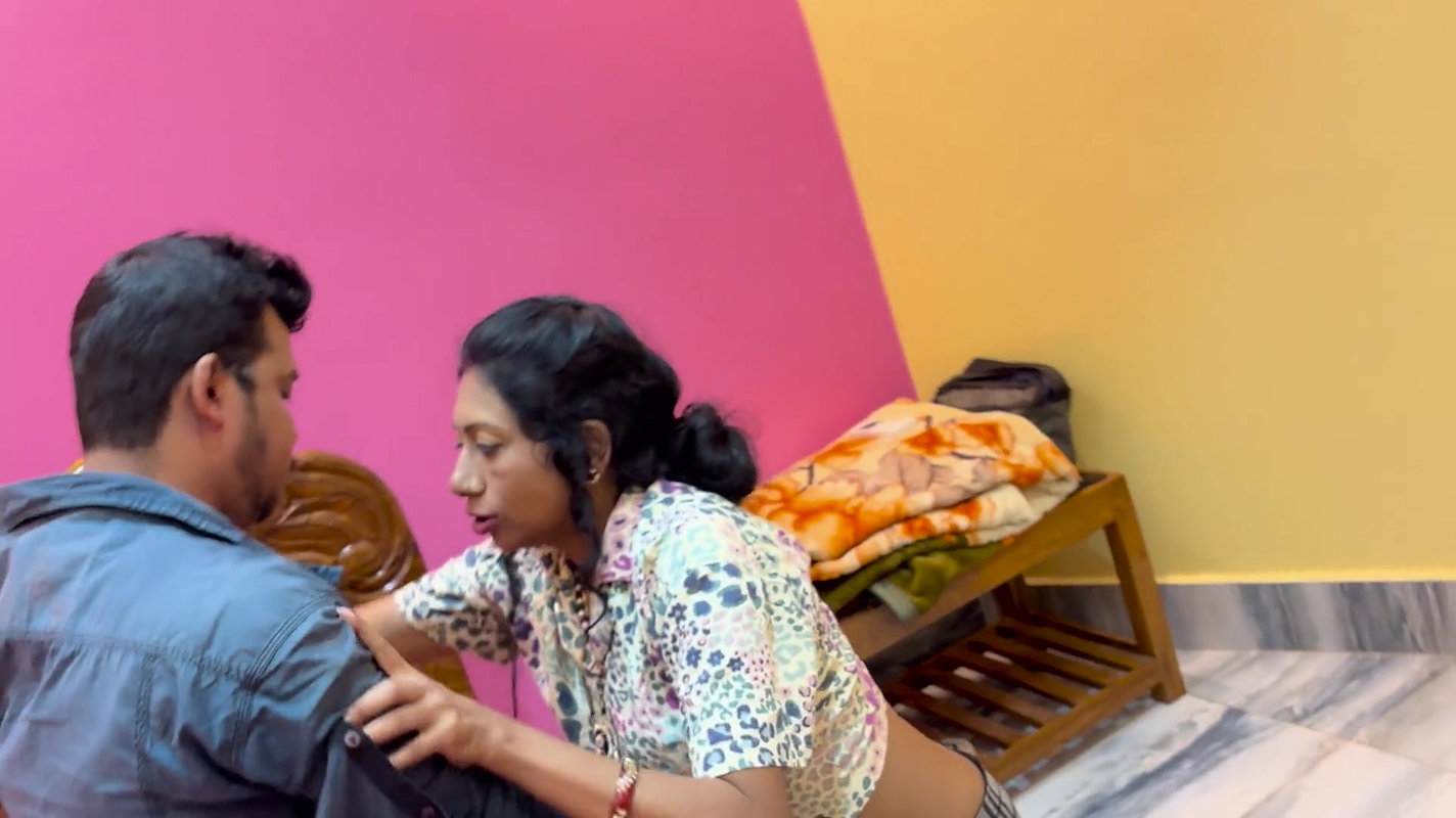 Biwi Ko Bola Apne Boss Ko Pussy Kamsutra Ras Pilane Kaliye Kueki Apna Husband Ka Promotion Confirm