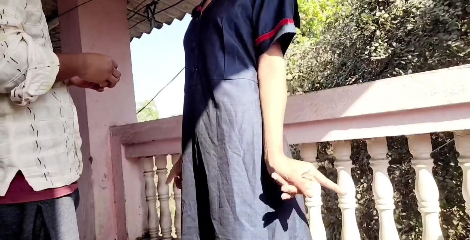 Gav se ahi hu hi ladaki ko bahar lekar uske boss ne chod diya