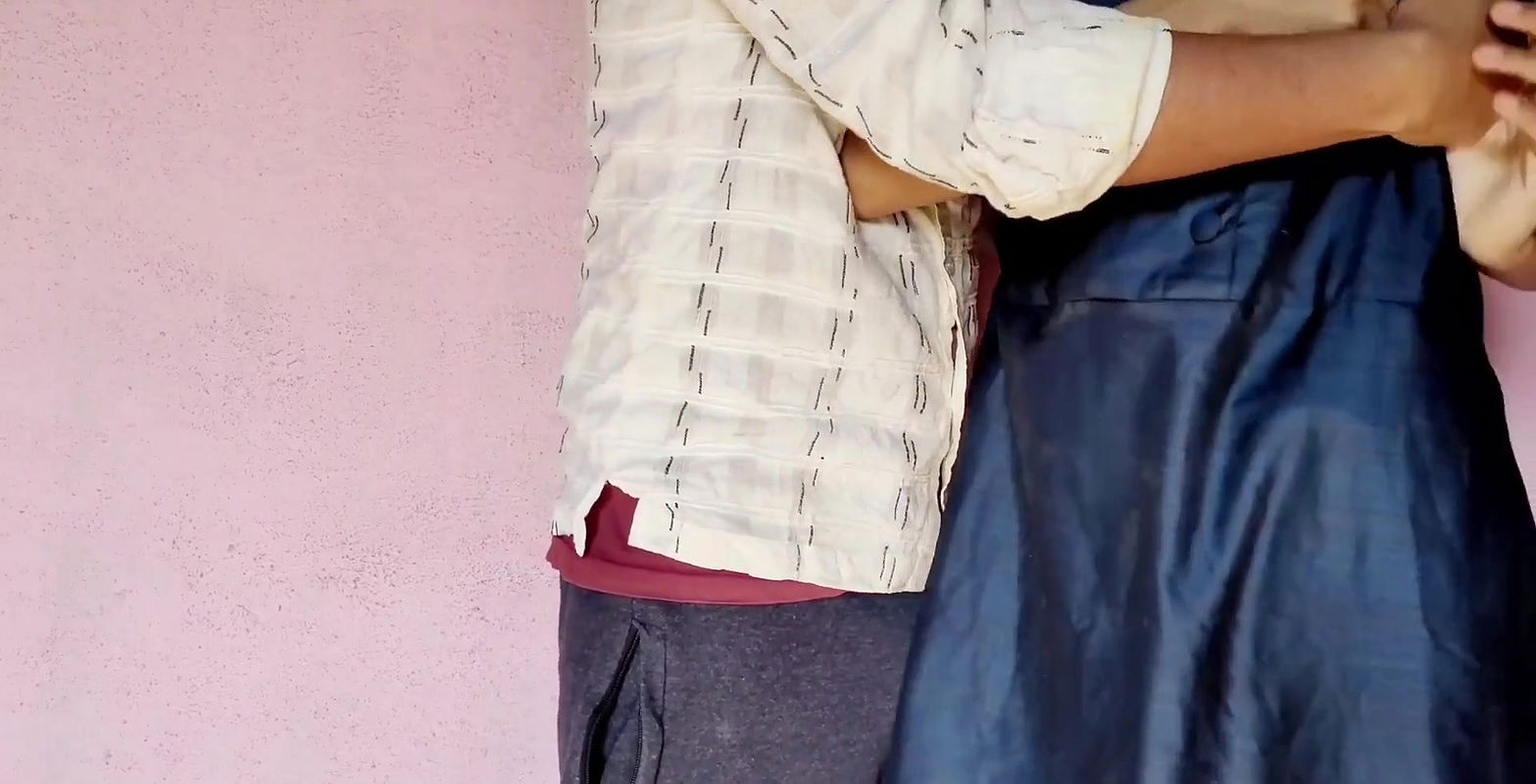 Gav se ahi hu hi ladaki ko bahar lekar uske boss ne chod diya