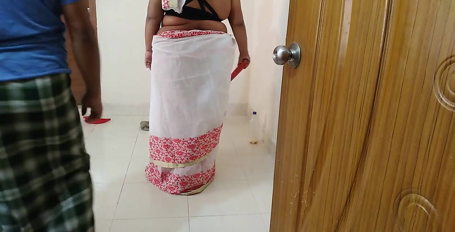 Ghar jhadu lagate hue maa ko chodane par Jabardast apni Beta – Hindi Audio (Indian Sex)