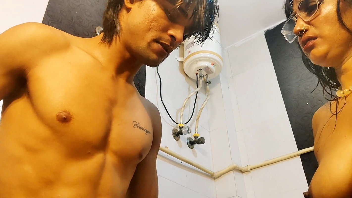 Desi Indian Neighbour Bhabhi Had Sex with Brother-in-law While Bathing, Hindi Video