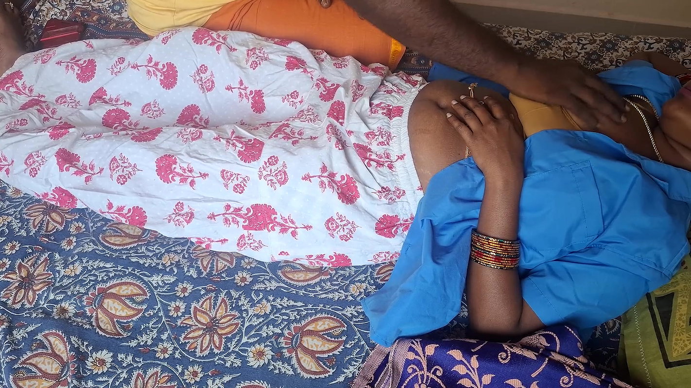 Indian Married Wife Shows Navel to Have a Deal with Houseowner