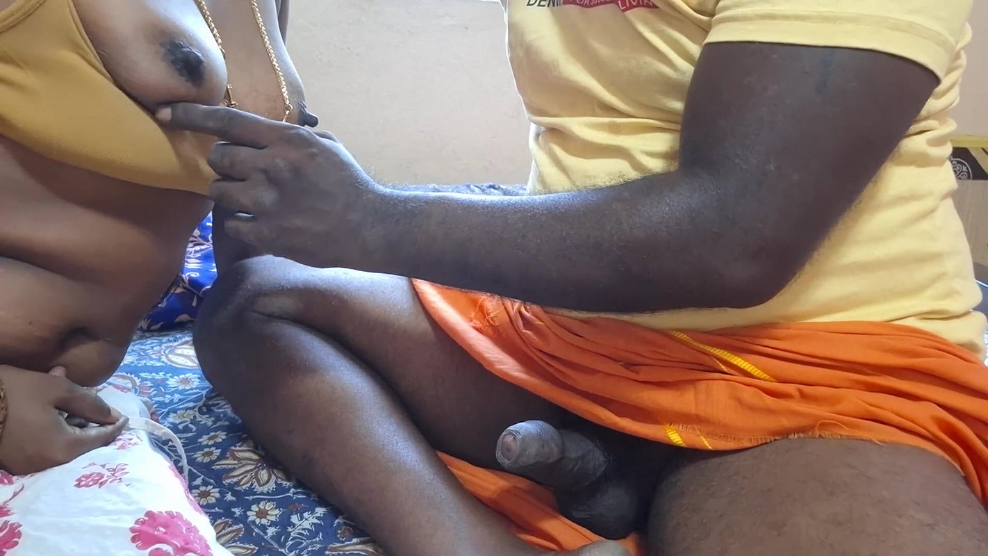 Indian Married Wife Shows Navel to Have a Deal with Houseowner