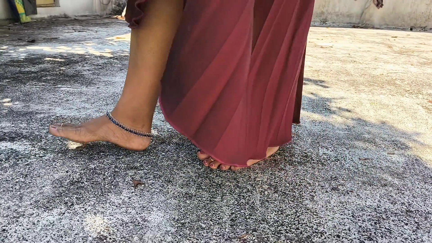 Desi Beauty in Skirt and White Getting Nude