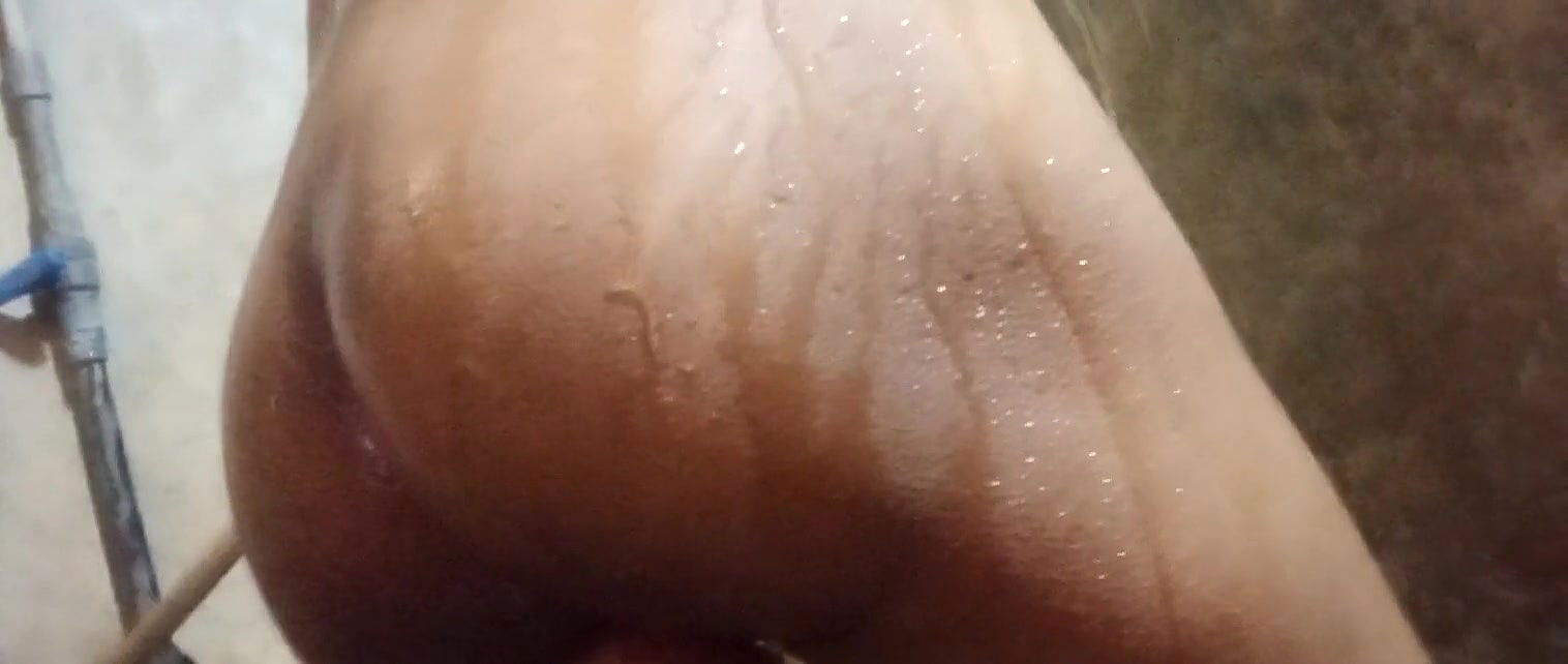 Hot Amateur Homemade Video pee and bathing.