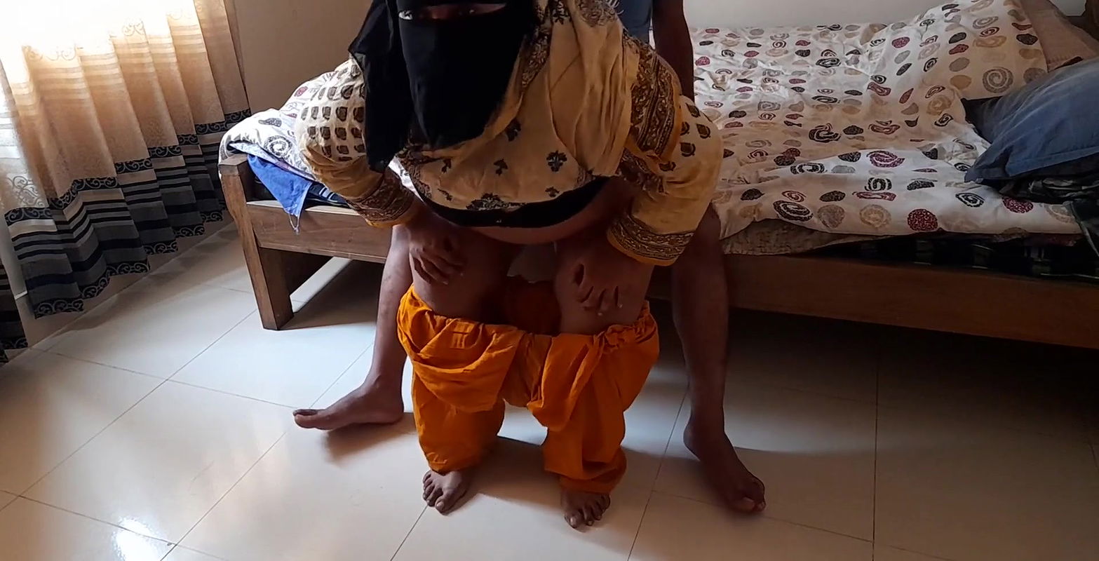 Hot Priya Aunty kam wali ke sath kya Kand – Priya aunty fucked a guy while he was masturbating (Indian sex)