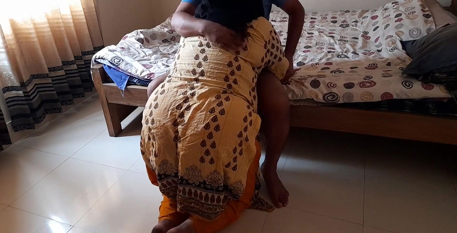 Hot Priya Aunty kam wali ke sath kya Kand – Priya aunty fucked a guy while he was masturbating (Indian sex)