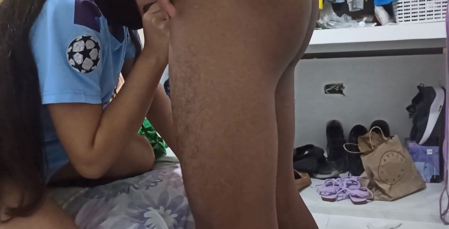 I help my stepsister on her social networks and I cum in her vagina