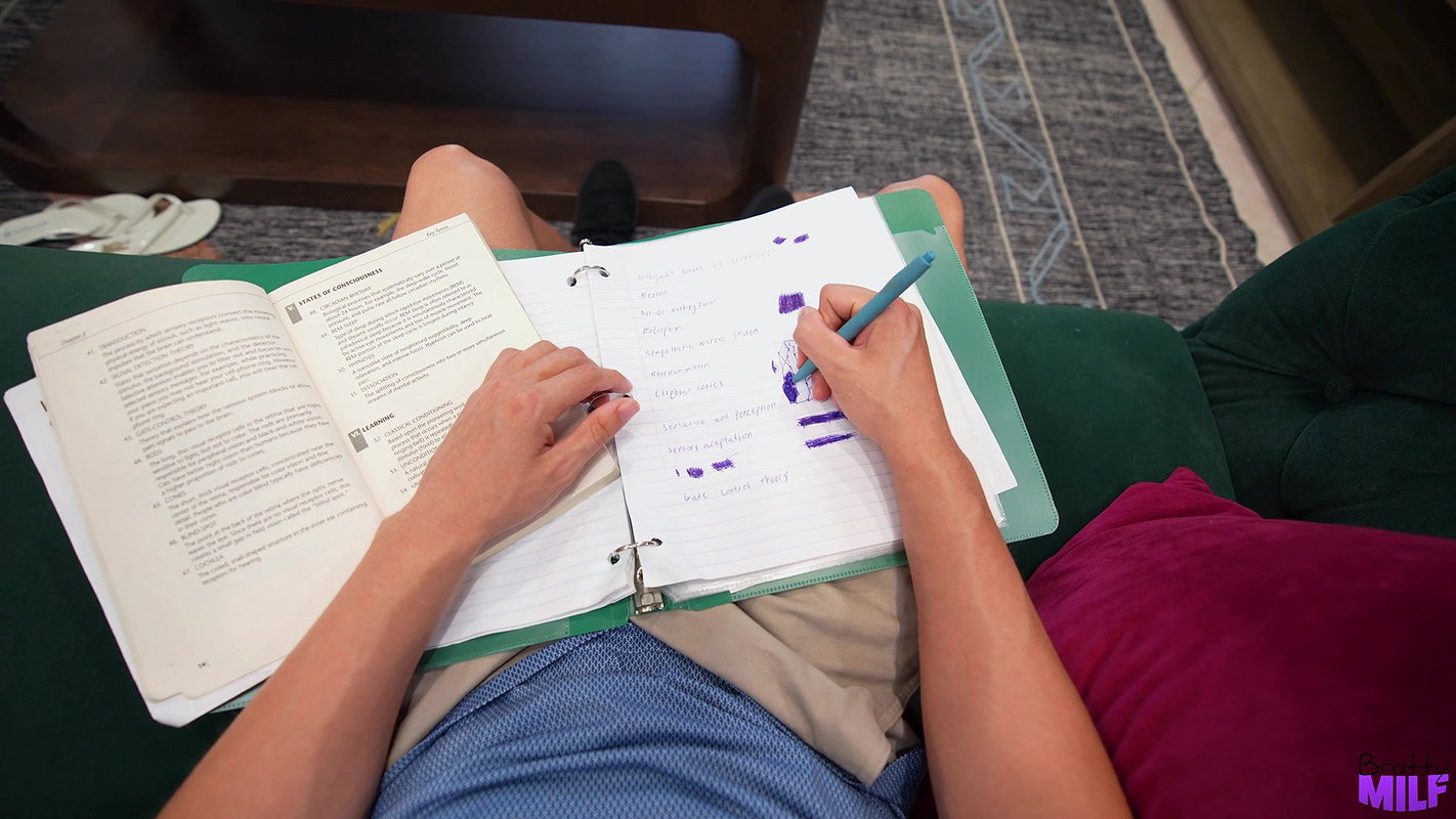 Lao Latina – Stepmom Is Way Better Than Homework – S13_E7