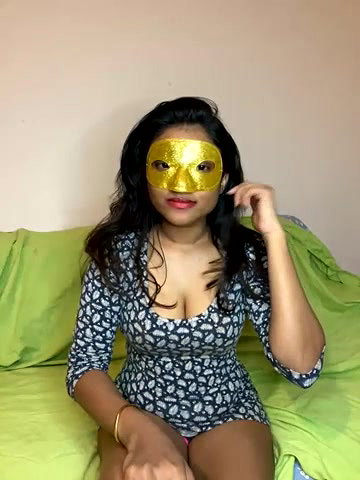 Tanisilva 2 show her legs