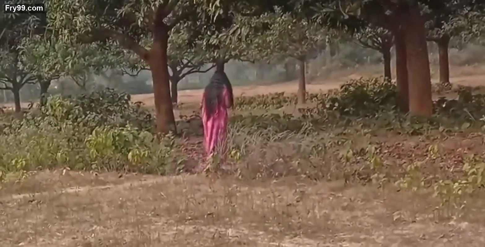 Jungle mein Bulaya ladki ko baat karke pataya aur ghar mein jakar kiya chudai desi ladki ko.