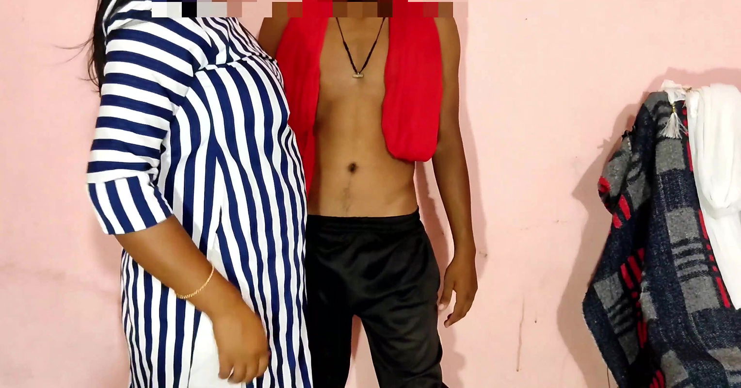 Pados Wali bhabhi Ne Help K Liya Bulakar Apni Choot Di