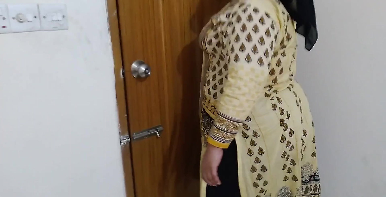Pakistani Muslim Aysha Aunty is fucked by a Guy while cleaning the home – Hindi & Urdu.