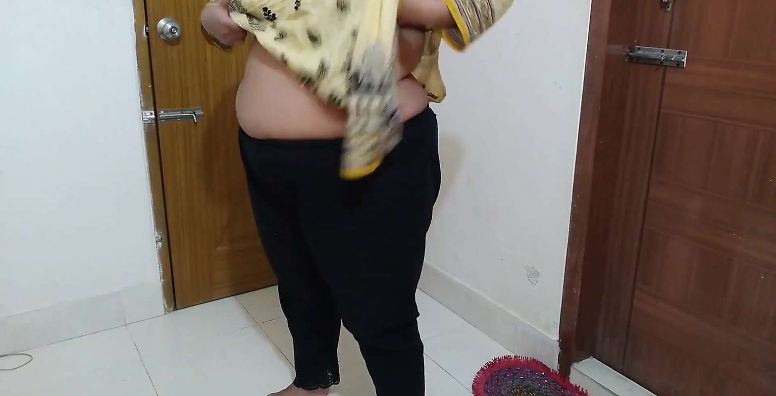 Pakistani Muslim Aysha Aunty is fucked by a Guy while cleaning the home – Hindi & Urdu.