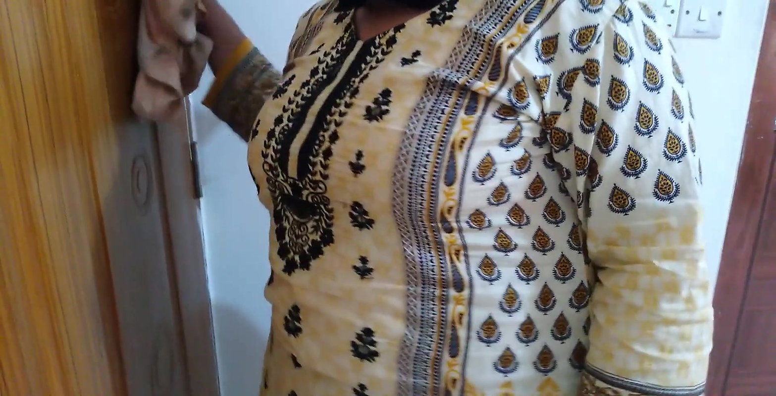 Pakistani Muslim Aysha Aunty is fucked by a Guy while cleaning the home – Hindi & Urdu.