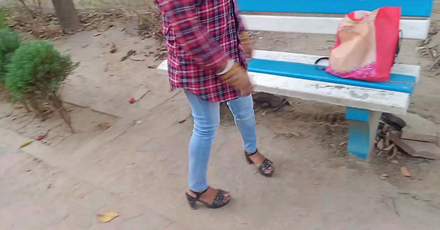 Park Me Ladki Ko Pata-kar OYO Room Par Pela.