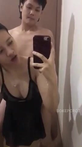 habis di sepong pacar lanjut ngewe di depan kaca Area Bokep