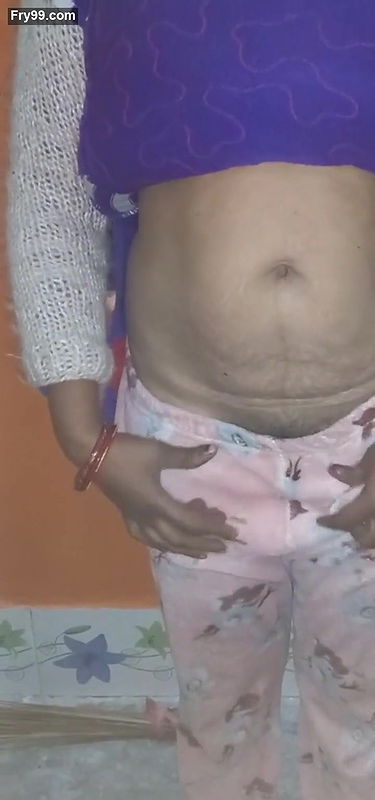 Sandhya bhabhi showing her cute pussy