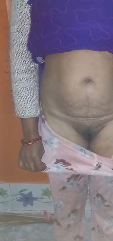 Sandhya bhabhi showing her cute pussy