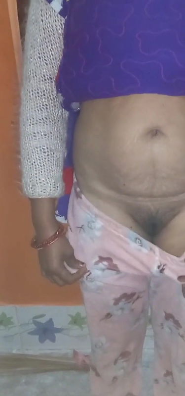 Sandhya bhabhi showing her cute pussy