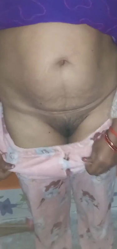 Sandhya bhabhi showing her cute pussy