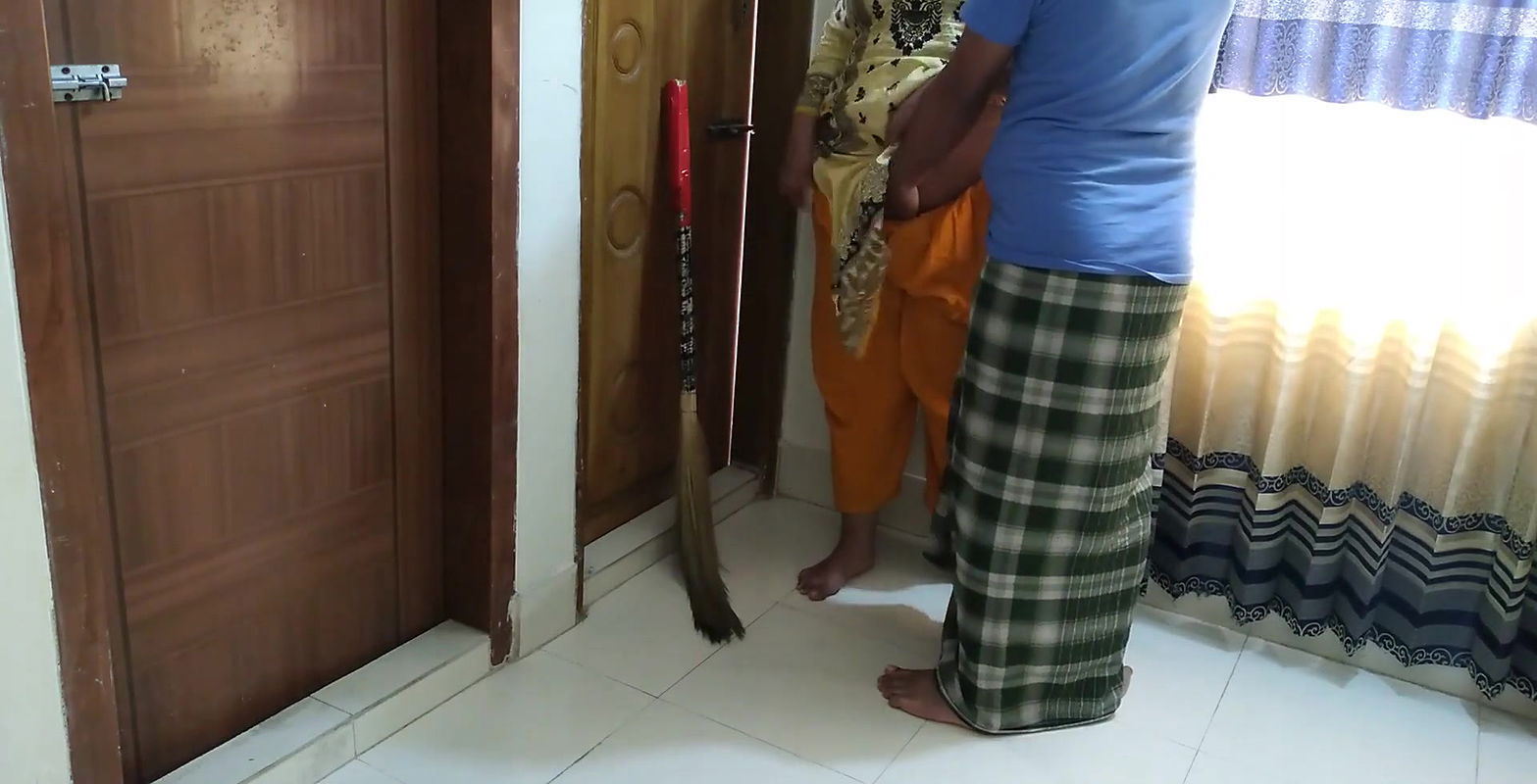 Sasur ji fucked Desi newly married Bahu when she was sweeping – Indian Jabardasti Anal Chudai (Huge Ass Fuck & cum out)