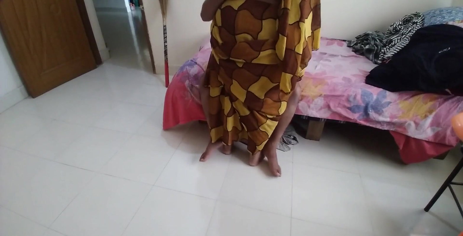 Tamil Horny Granny with saree fucks a guy – Hindi Audio (Cowgirl Huge Boobs) Indian Sex