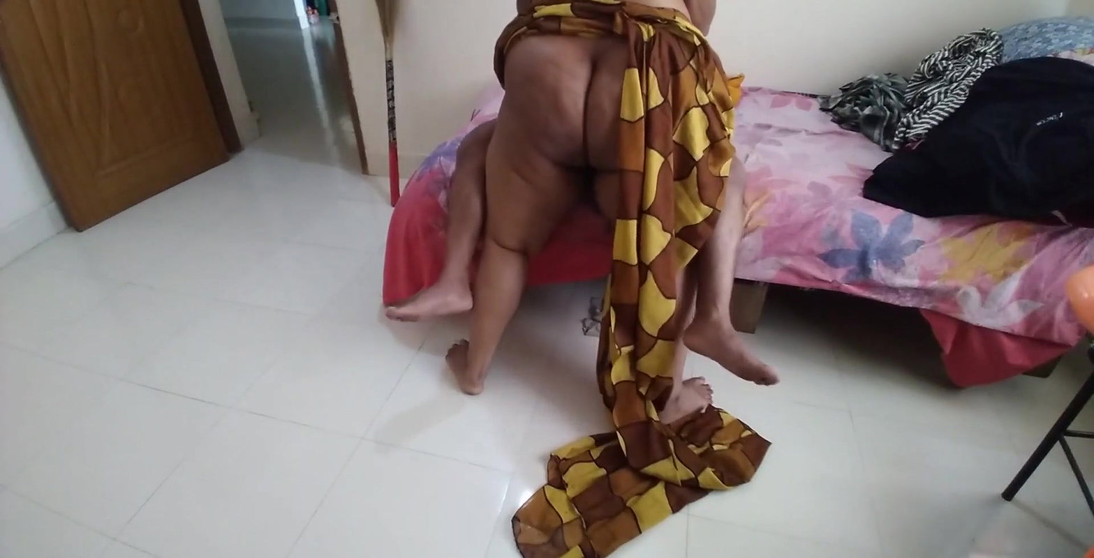 Tamil Horny Granny with saree fucks a guy – Hindi Audio (Cowgirl Huge Boobs) Indian Sex