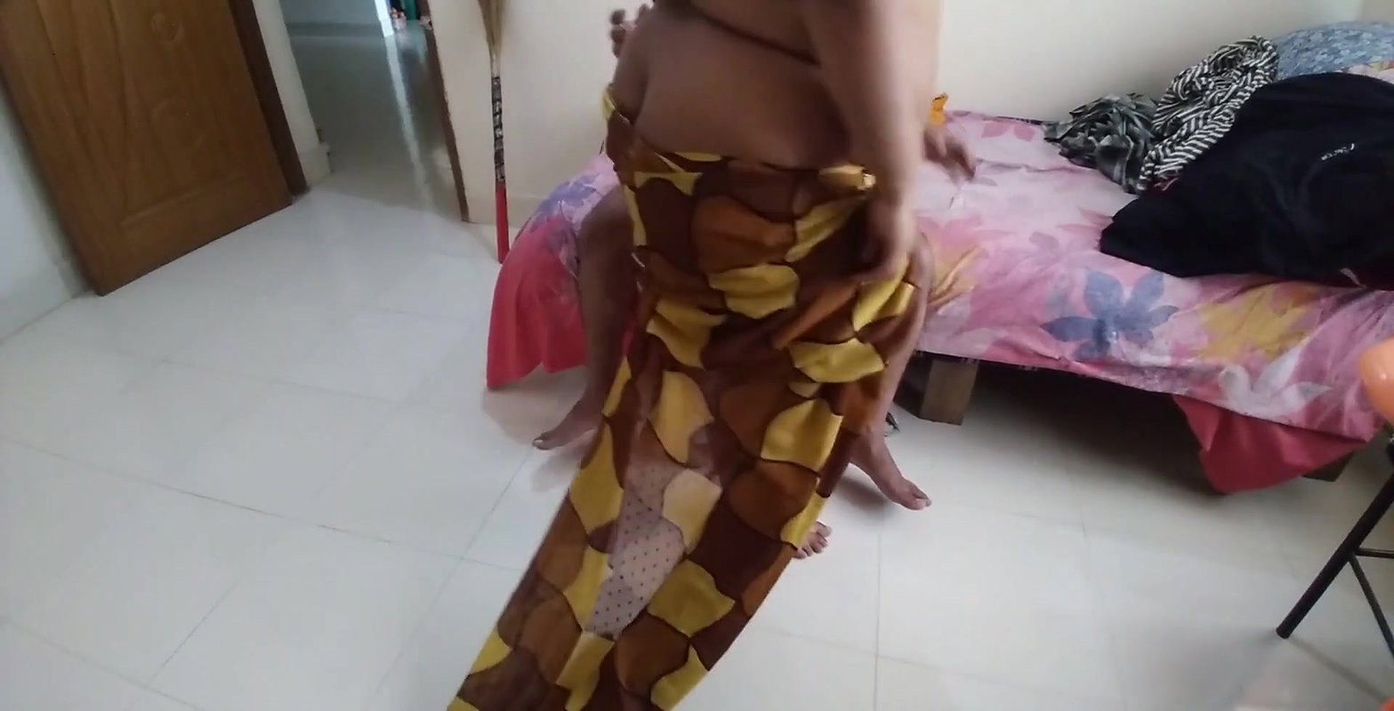 Tamil Horny Granny with saree fucks a guy – Hindi Audio (Cowgirl Huge Boobs) Indian Sex