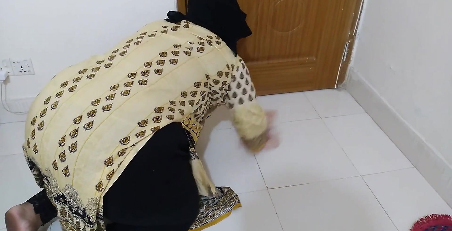 Tamil maid fucking owner while cleaning house Hindi Sex