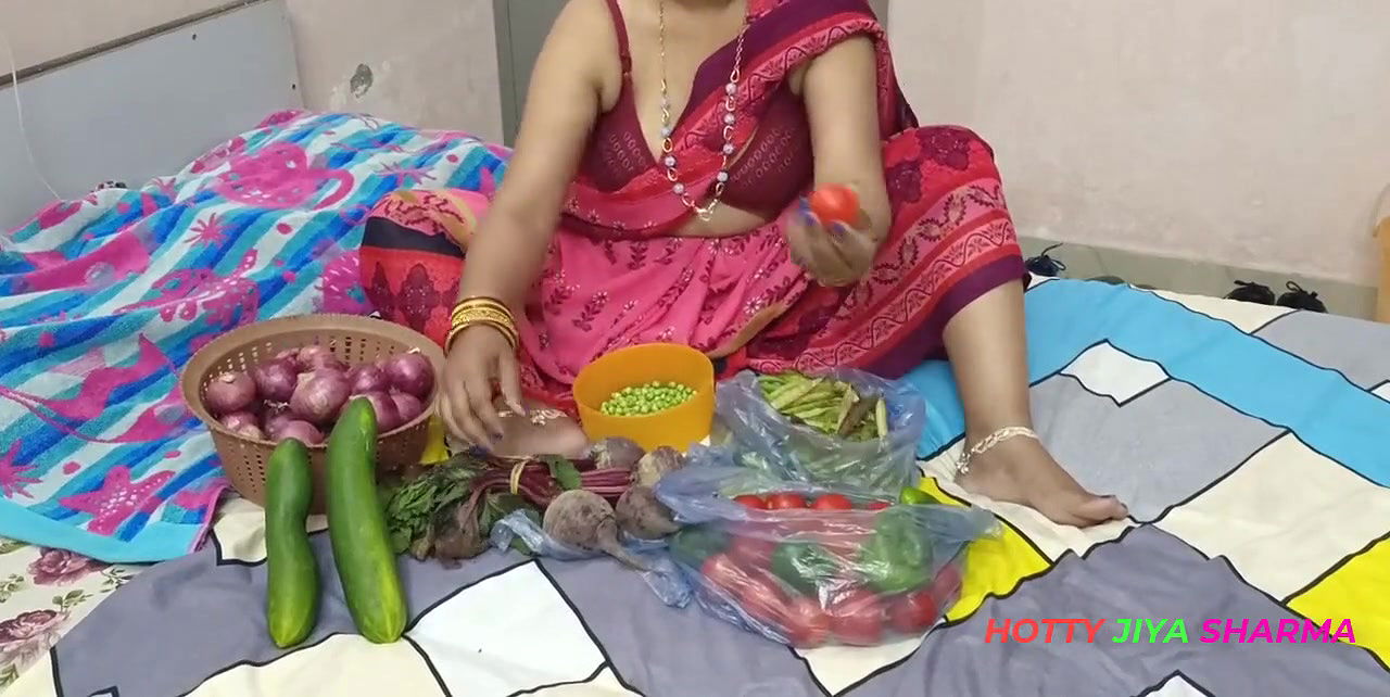 XXX Bhojpuri Bhabhi, while selling vegetables, showing off her fat nipples, got chuckled by the customer!