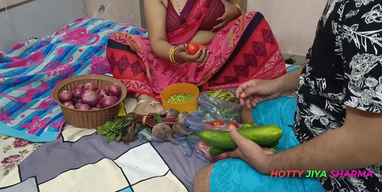 XXX Bhojpuri Bhabhi, while selling vegetables, showing off her fat nipples, got chuckled by the customer!
