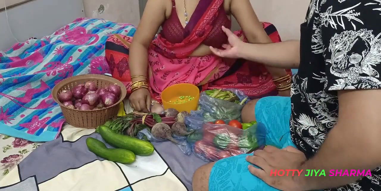 XXX Bhojpuri Bhabhi, while selling vegetables, showing off her fat nipples, got chuckled by the customer!