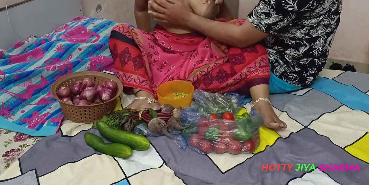 XXX Bhojpuri Bhabhi, while selling vegetables, showing off her fat nipples, got chuckled by the customer!
