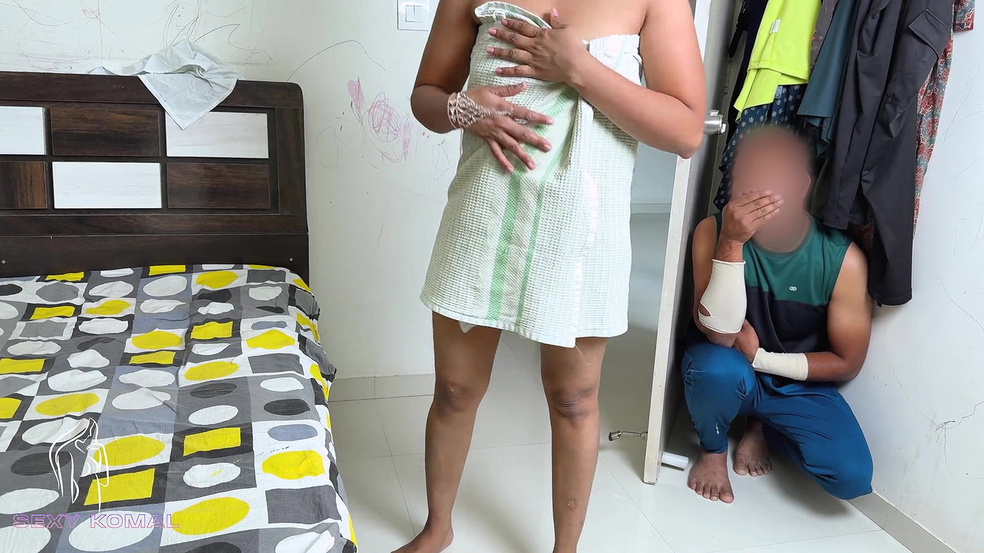Komal Was Coming From a Bath, Secretly the Neighbor Was Entering and Sniffing the Clothes