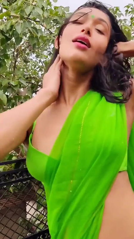 DESI UNKNOWN BABE UFF YA QAYAMAT HAI IN BRA SAREE